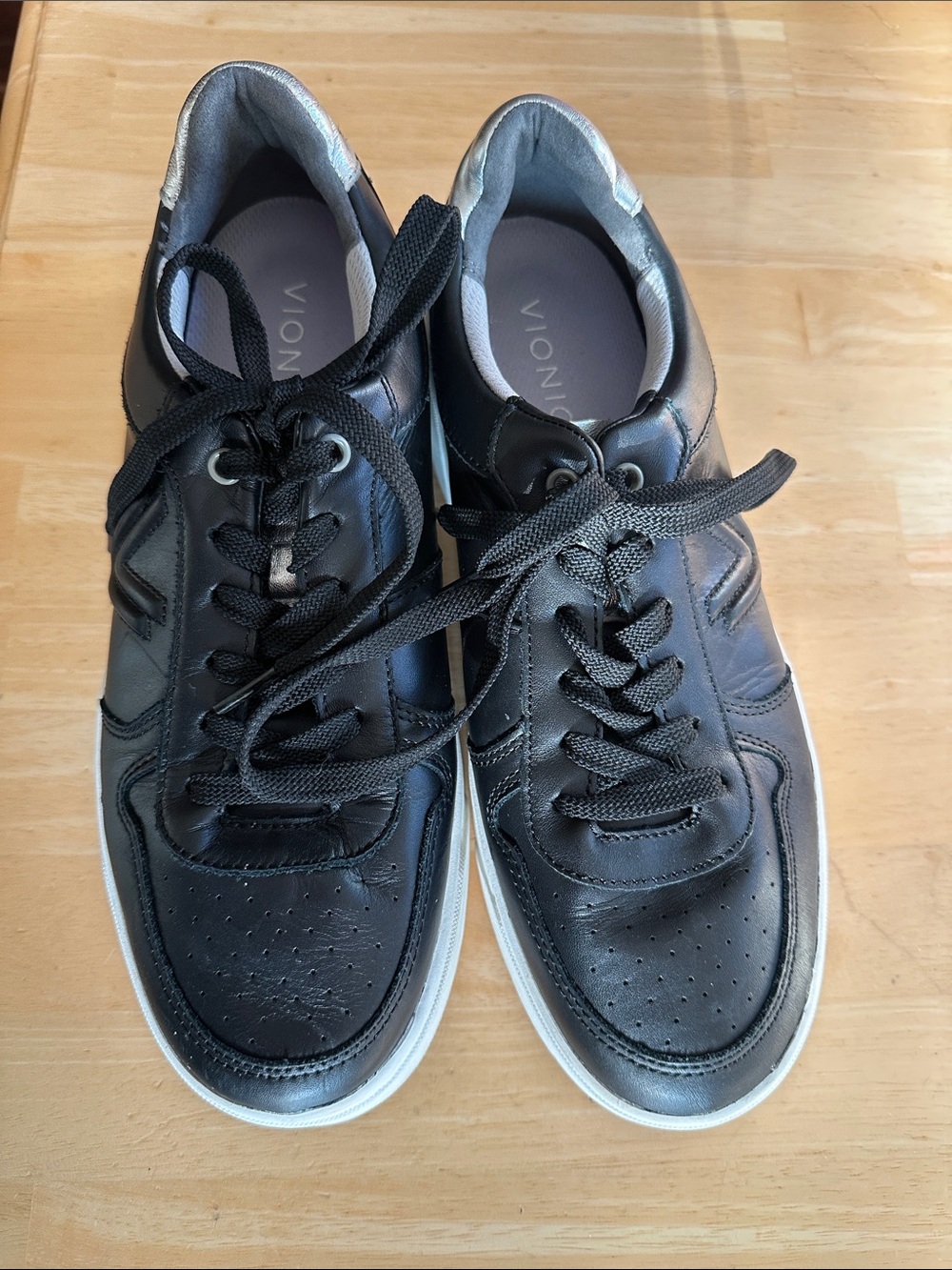 Vionic Kimmie Court black/silver/white Leather Sneakers with White Soles